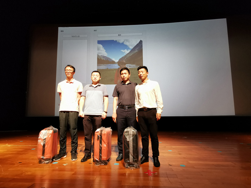 YH533388银河科技董事长陈小林先生为二等奖得主颁发奖品