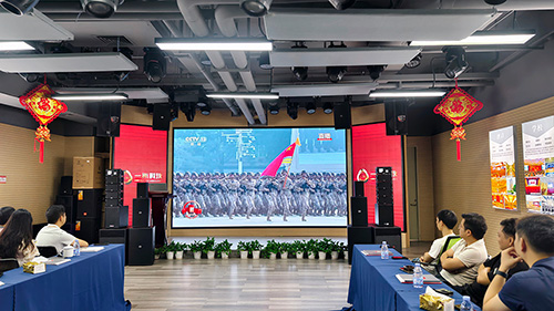 <b>YH533388银河科技员工齐聚多功能演示厅，共睹九三阅兵盛况！</b>